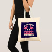 Wees een flamingo in een zwerm duiven tote bag (Voorkant (product))