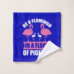 Wees een flamingo in een zwerm duiven washandje