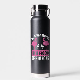 Wees een flamingo in een zwerm duiven waterfles