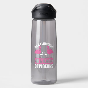 Wees een flamingo in een zwerm duiven waterfles