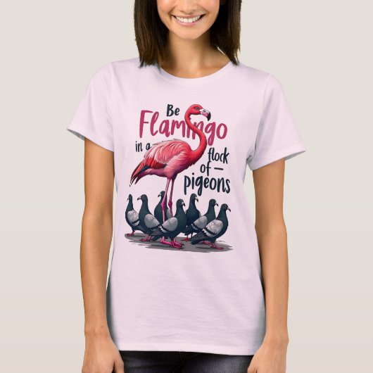 Wees een flamingo in een zwerm duiven - Wees uniek T-shirt (Voorkant)