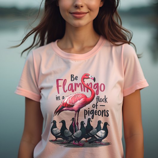 Wees een flamingo in een zwerm duiven - Wees uniek T-shirt