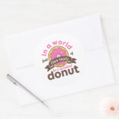 Wees een geprinte Donut Funny Inspirerend prijsopg Ronde Sticker (Envelop)