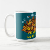 Wees een mensch en verlaat de bladeren koffiemok (Links)