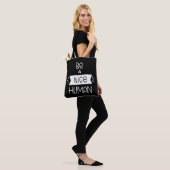 Wees een mooi mens tote bag (Op model)