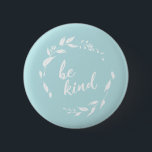 Wees een soort Inspirerend citaat Floral in Aqua Ronde Button 5,7 Cm<br><div class="desc">Stijlvolle en minimalistische knop met de inspirerend vriendelijkheid - wees vriendelijk - in mooi script,  met de hand geschreven tekst in een moderne florale kreet in crème op een aquaachtergrond.</div>