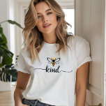Wees een soort moderne bijensoort typografie Tri-Blend shirt<br><div class="desc">Dit moderne ontwerp is voorzien van een honingbij met de tekst "soort" hieronder in moderne kalligrafie script. #bekind #bee #kind #positive #modern #motivate #motivatie #inspire #inspirerend #stylish #simple #chic #elegant #trendy #trending #style #typography #natuur #clothing #stylish #apparel #outdoors #travel #adventure #gifts</div>