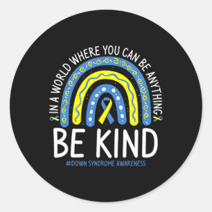 Wees een soort regenboogwereld onderaan Syndrome D Ronde Sticker