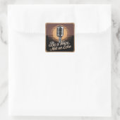 Wees een stem, geen echo vierkante sticker (Tas)