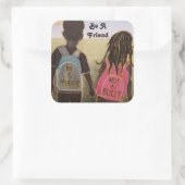 Wees een vriend die op een vierkant tikt vierkante sticker (Tas)