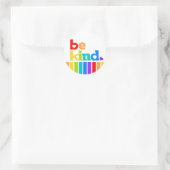 Wees een vriendelijke regenboogslogan met hartfoto ronde sticker (Tas)