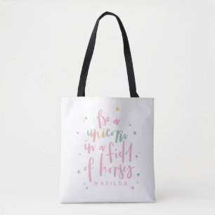 WEES EENHOORN IN EEN VELD VAN PAARDEN TOTE BAG