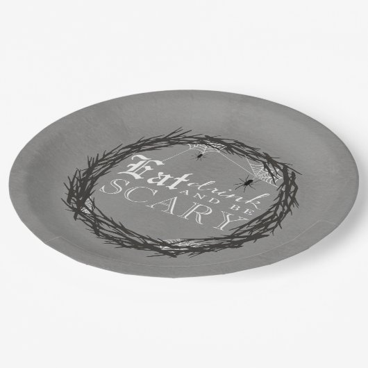 Wees eng halloween - 9-inch papieren bord (Gekanteld)