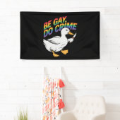 Wees Gay Doe Misdaad Grappige Gans Regenboog Trots Spandoek (Insitu)