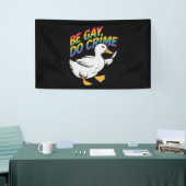 Wees Gay Doe Misdaad Grappige Gans Regenboog Trots Spandoek (Beurs)