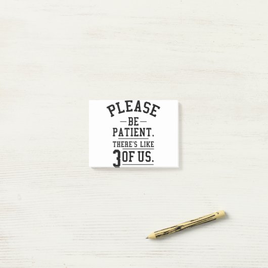 Wees geduld, we zijn er als drie post-it® notes (Op bureau)