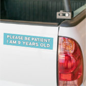 Wees geduldig ik ben 9 jaar oud grappig GenZ Meme Bumpersticker (Op Truck)