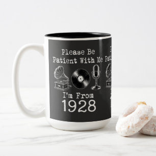 Wees Geduldig Ik Ben Van 1928 Verjaardag Tweekleurige Koffiemok