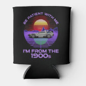 Wees geduldig, ik kom uit de jaren 1900 blikjeskoeler (Voorkant)