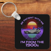 Wees geduldig, ik kom uit de jaren 1900 sleutelhanger (Voorkant)