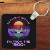 Wees geduldig, ik kom uit de jaren 1900 sleutelhanger (Achterkant)