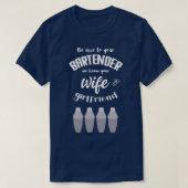 Wees geduldig met de barman, zelfs een toilet. t-shirt (Design voorkant)