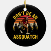 Wees geen Assquatch Keramisch Ornament (Achterkant)