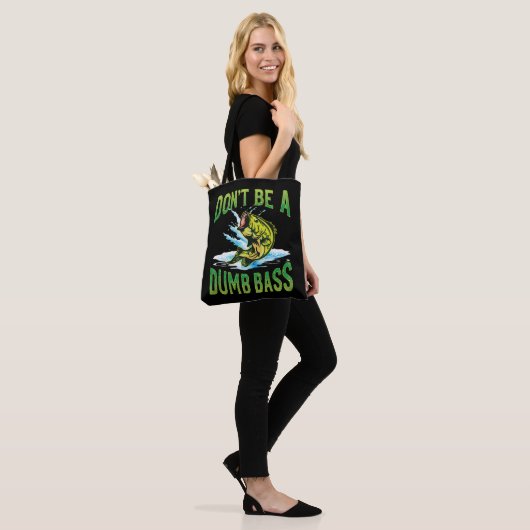 Wees geen domme bas Gevist Tote Bag (Op model)