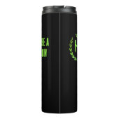 Wees geen Mok van Buffoon Traveler (Achterkant)