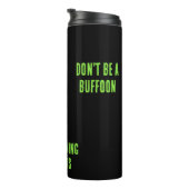 Wees geen Mok van Buffoon Traveler (Geroteerd rechts)