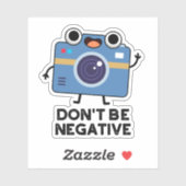 Wees geen negatieve grappige camerapun sticker (Vel)