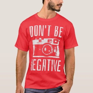 Wees geen negatieve retrorcamera fotografie-cadeau t-shirt