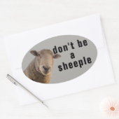 Wees geen Sheeple Ovale Sticker (Envelop)