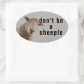 Wees geen Sheeple Ovale Sticker (Tas)