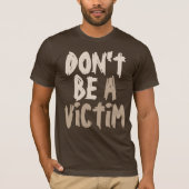Wees geen slachtoffer van Slogan Dark T-shirt (Voorkant)