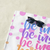 "Wees geïnspireerd" Rainbow Polka Dot Beach Towel Strandlaken (In situ)