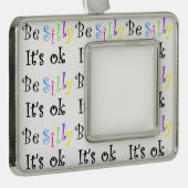 Wees Gekke Het is OK-omlijnd ornament (Rechts)