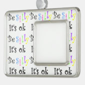 Wees Gekke Het is OK-omlijnd ornament (Links)
