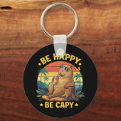 Wees Gelukkig Wees Capy Capybara Grappige Meme Sleutelhanger (Voorkant)