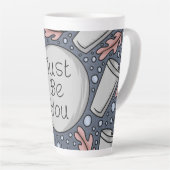 Wees gewoon jezelf- handgetekende illustratie latte mok (Rechterhoek)