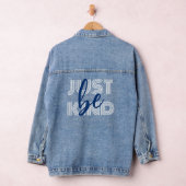 Wees gewoon vriendelijk wit, blauw script typograf denim jacket (Hangar)