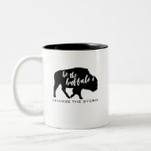 Wees het Buffalo Silhouet Tweekleurige Koffiemok (Links)
