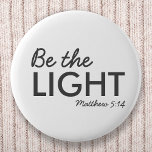 Wees het licht | Matthew 5:14 Bijbelverse Christel Ronde Button 5,7 Cm<br><div class="desc">Eenvoudig,  stijlvol Christelijk geschrift kunstontwerp met bijbelvers "Wees het licht - Matthew 5:14" in de moderne,  minimalistische typografie in zwart-wit. Dit trendy,  moderne geloof ontwerp is het perfecte geschenk en mode statement. | #Christelijk #religie #scriptie #geloof #bible #jesus #bethelight</div>