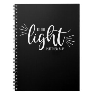 Wees het licht Matthew 5:14 in het wit Notitieboek