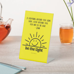 WEES HET LICHTE SMILEY-TEKEN RECLAMEBORD MET VOETSTUK