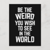 Wees het vreemde grappige citaat briefkaart (Voorkant)