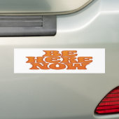 Wees hier nu retro psychedelische Wavy Oranje lett Bumpersticker (Op auto)