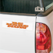 Wees hier nu retro psychedelische Wavy Oranje lett Bumpersticker (Op Truck)