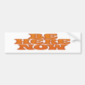 Wees hier nu retro psychedelische Wavy Oranje lett Bumpersticker (Voorkant)