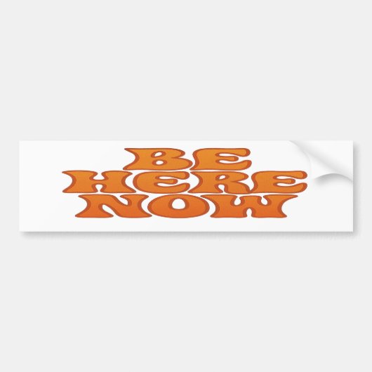 Wees hier nu retro psychedelische Wavy Oranje lett Bumpersticker (Voorkant)